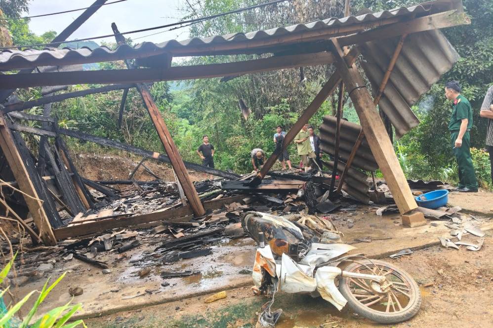 Sét đánh làm cháy ngôi nhà của ông Sùng A Mại, bản Xá Nhá, xã Co Mạ, tỉnh Sơn La. Ảnh: Ủy ban MTTQ Việt Nam xã Co Mạ