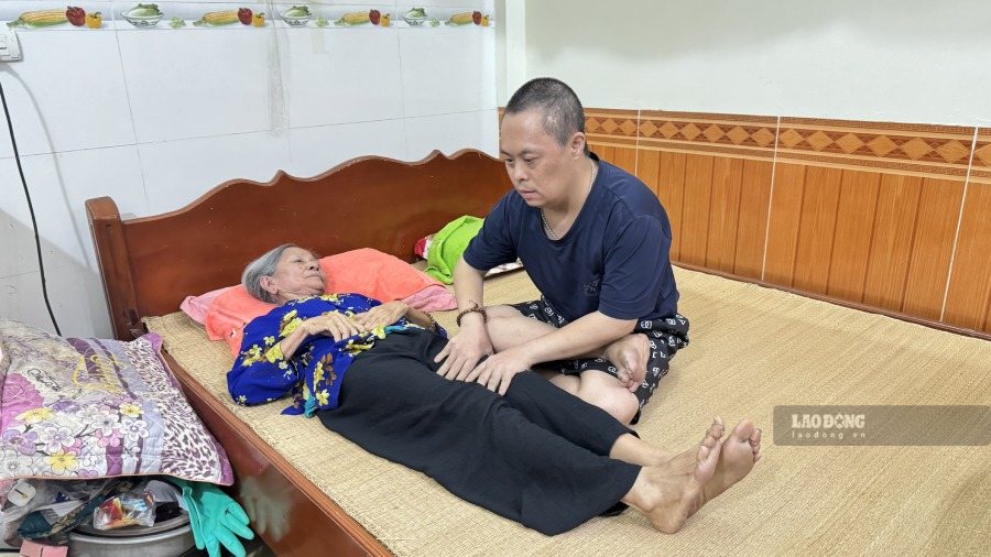 Ms. Ly, 80 years old, still takes care of her 40-year-old child who is infected with Agent Orange alone. Photo: Thuy Linh