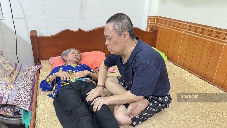 Giây phút hiếm hoi bà Lý được con trai chăm sóc. Ảnh: Thùy Linh