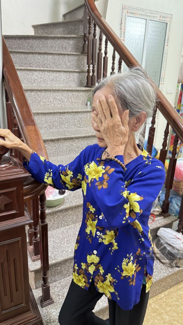 Bà Lý bật khóc khi nghĩ tới quãng đường phía trước nếu con trai không còn mẹ. Ảnh: Thùy Linh
