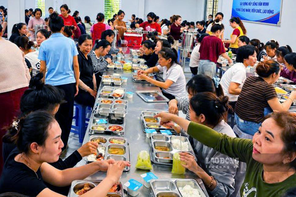 576 union members and workers of Hoai Huong Garment Joint Stock Company participate in "Trade Union Meal". Photo: Huy Trang