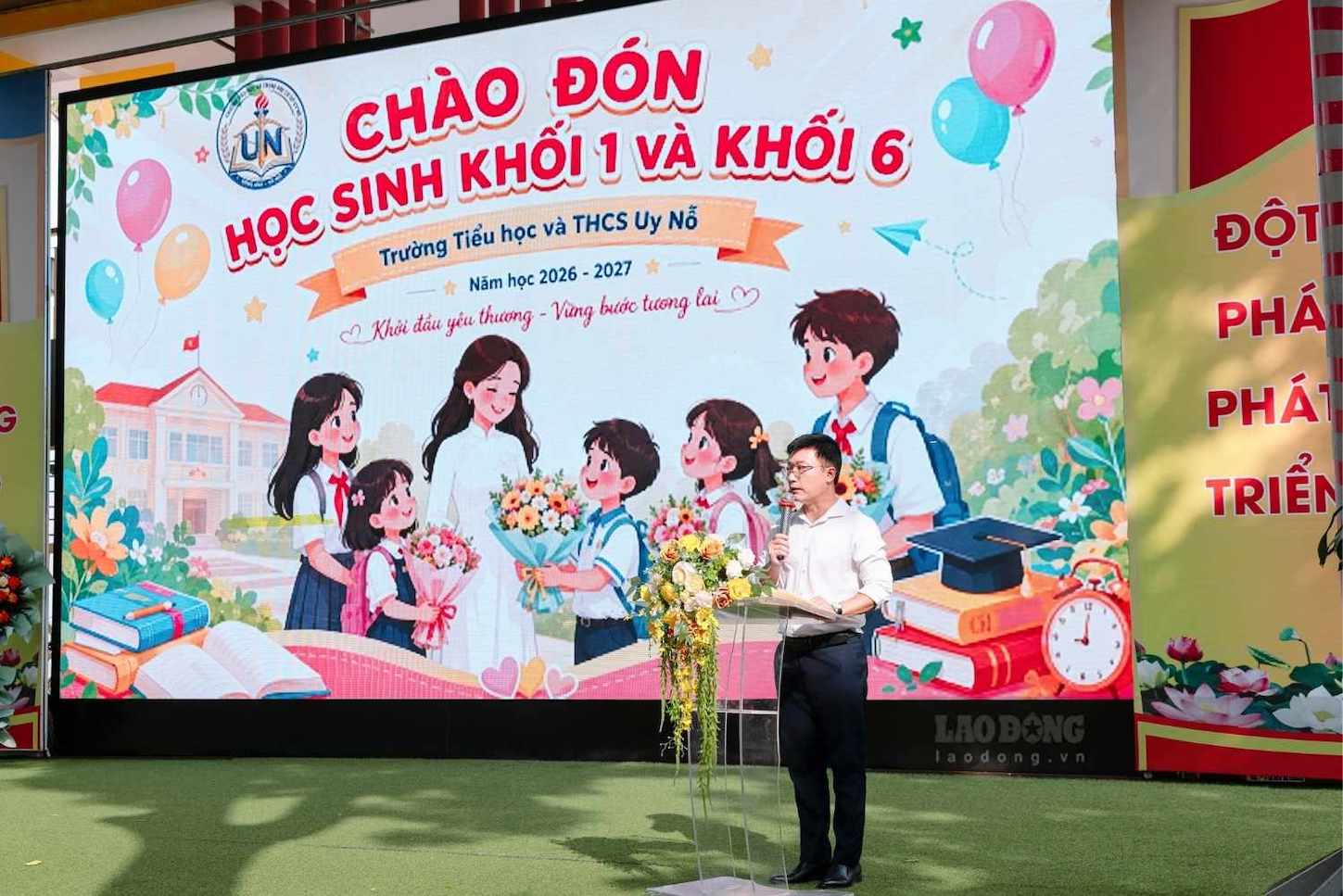 Thầy Nguyễn Quang Anh - Hiệu trưởng Trường Tiểu học và THCS Uy Nỗ. Ảnh: Phương Anh