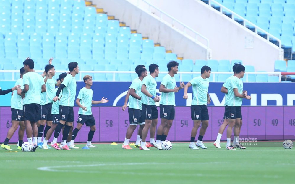 Tuyển Thái Lan làm quyên sân Mỹ Đình trước trận chung kết lượt về ASEAN Cup 2026. Ảnh: Mai Trang