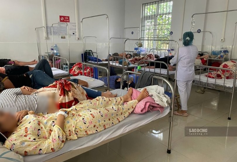 Patients suspected of food poisoning are being treated at An Khe Medical Center. Photo: Thanh Tuan
