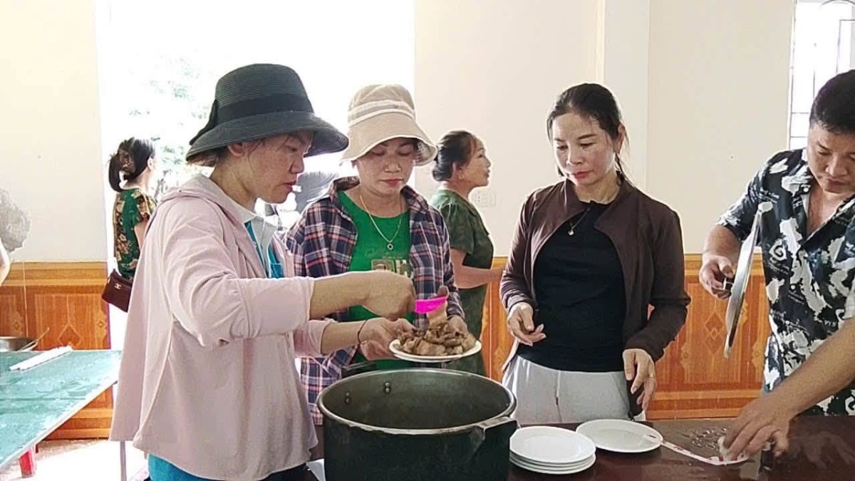 Xã Yên Na phối hợp với Khu điều hành Thủy điện Bản Vẽ nấu cơm hỗ trợ bà con vùng sơ tán. Ảnh: UBND xã Yên Na