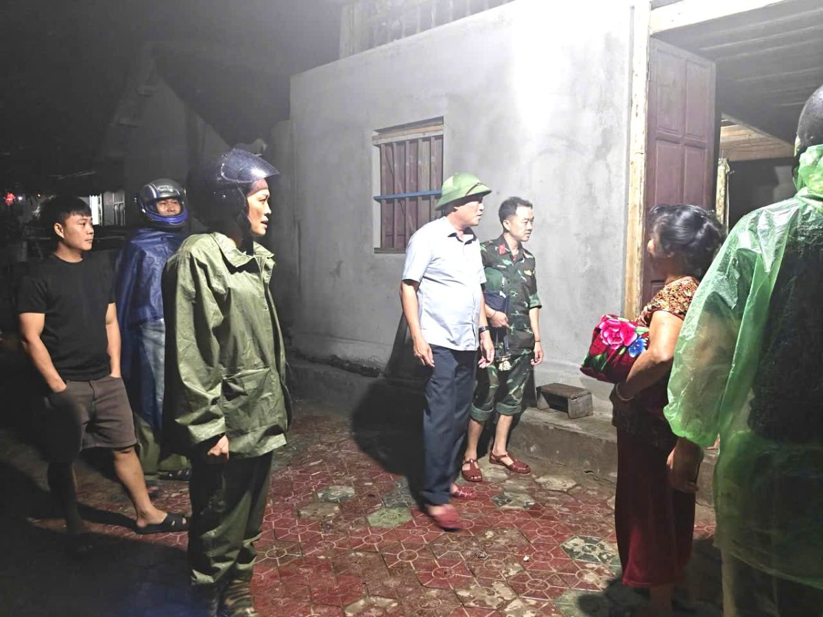 Yen Na commune officials mobilize households in Khe Chong residential area to relocate to safe places. Photo: Yen Na Commune People's Committee