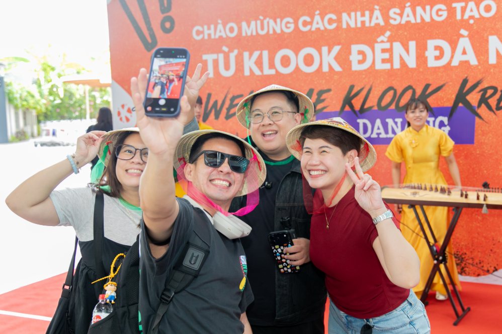 Content creators capture beautiful moments on their journey to explore Da Nang. Photo: Da Nang Department of Culture, Sports and Tourism