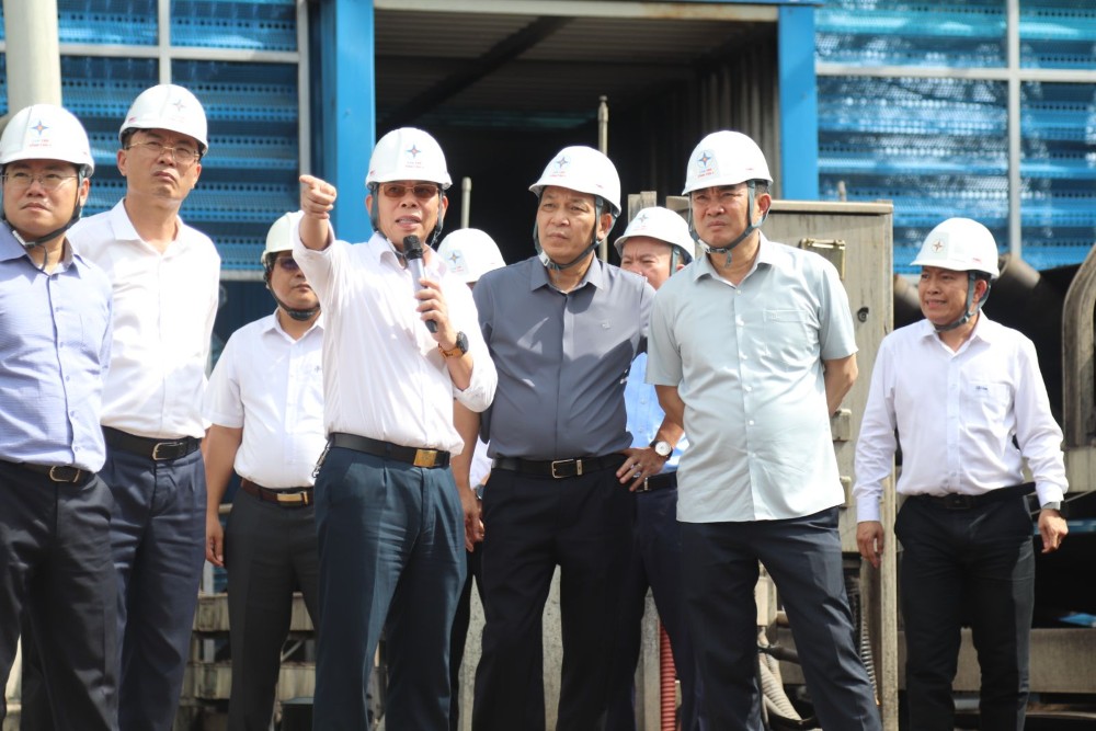Leaders of TKV Group and EVN inspect the situation of coal supply and receipt at Vinh Tan 4 Thermal Power Plant. Photo: Vinacomin