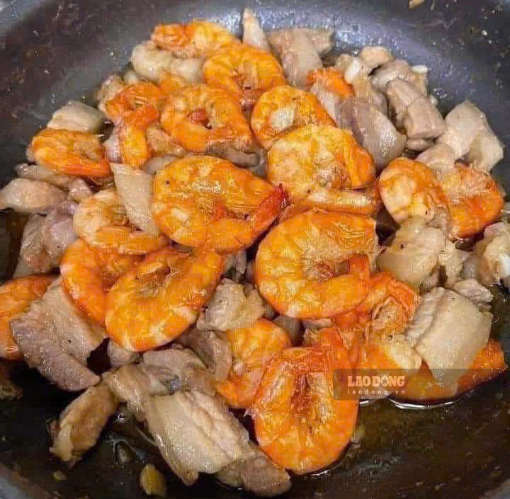 The principle of eating needs to be adjusted in the direction of less salt, fresh food to support reducing the burden on the kidneys. Photo: Quang Minh.