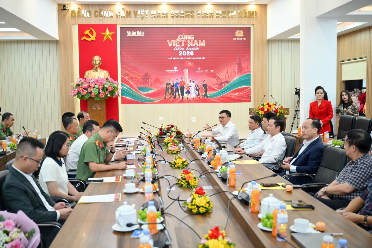 Delegates exchange information at the press conference. Photo: BTC