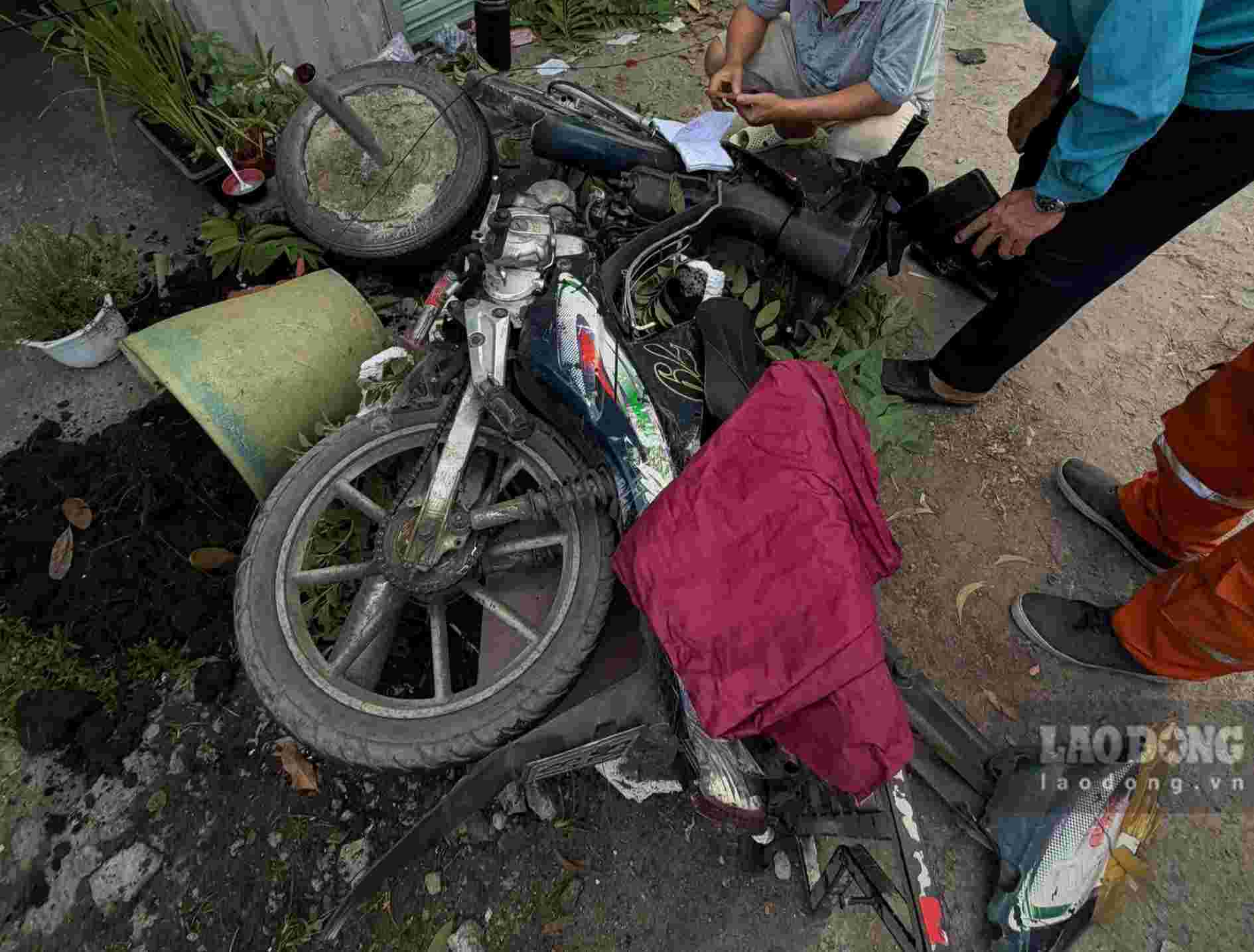 Xe máy bị hư hỏng tại hiện trường. Ảnh: Đình Trọng