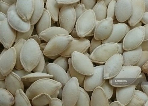 Pumpkin seeds are one of the foods that support overcoming insomnia when used as a light dinner. Photo: Kieu Vu