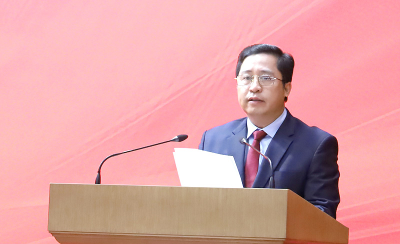 Bí thư Tỉnh ủy Lào Cai Dương Quốc Huy phát biểu giao nhiệm vụ cho Ban Nghiên cứu. Ảnh: Cổng thông tin Lào Cai