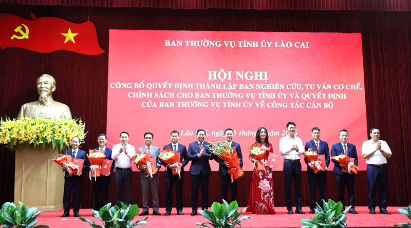 Lao Cai leaders present decisions to establish the Research and Policy Advisory Board. Photo: Lao Cai Information Portal