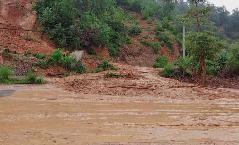 The area of the Nghe - Van Le road intersection in Do Son ward (Hai Phong) has experienced landslides. Photo: Reader Do Son This is provided