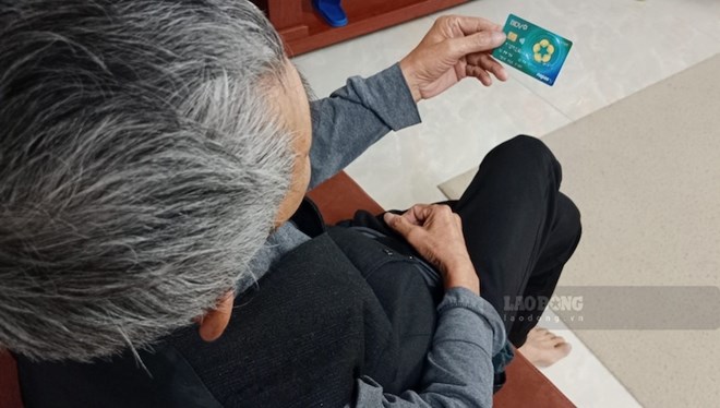 대상자가 더 이상 규정에 따라 혜택을 받을 자격이 없을 때 매월 사회 보조금을 받지 않습니다. 사진: Đức Anh