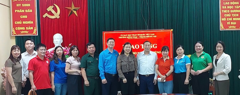 Dong Ngac Ward Trade Union coordinates to give gifts and support the construction and repair of Great Solidarity houses in Tuyen Quang on the occasion of National Day September 2nd. Photo: Ward Trade Union