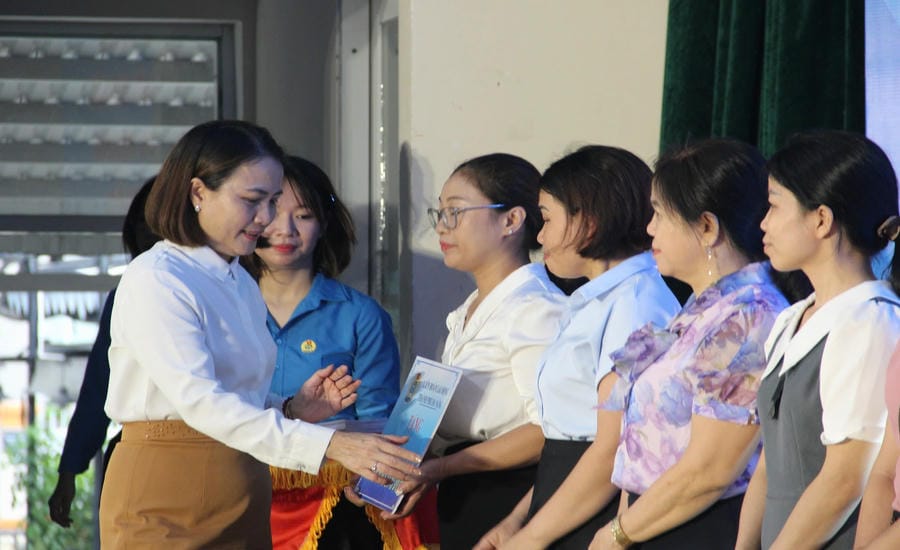 Leaders of Da Nang City Labor Federation present Trade Union Warm Houses to union members. Photo: Da Nang Trade Union provided
