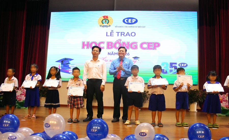 An Giang Provincial Labor Federation and CEP Microfinance Organization award scholarships and study gifts before the new school year to workers' children. Photo: Luc Tung
