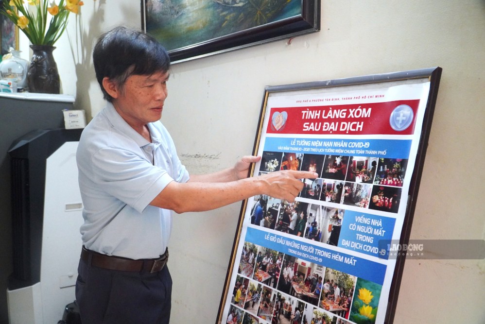Ông Thiện chia sẻ hình ảnh lưu lại hoạt động của người dân tại hẻm trong mùa COVID-19. Ảnh: Minh Tâm