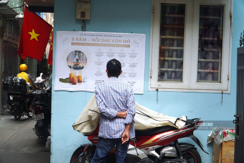 Mỗi lần đi ngang bảng tưởng niệm, người dân trong hẻm lại dừng chân một lúc, lặng lẽ nhớ về những người đã khuất. Ảnh: Minh Tâm