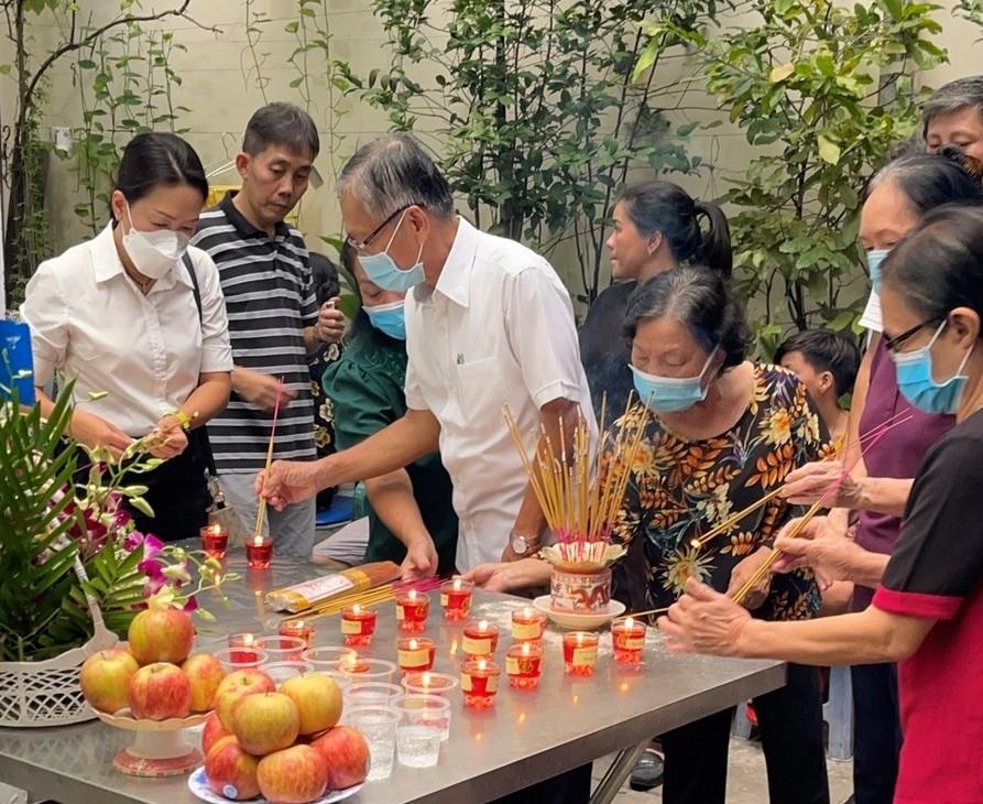 Người dân trong hẻm (phường Tân Định) thắp hương tưởng nhớ những người đã mất vì COVID-19. Ảnh: Nhân vật cung cấp