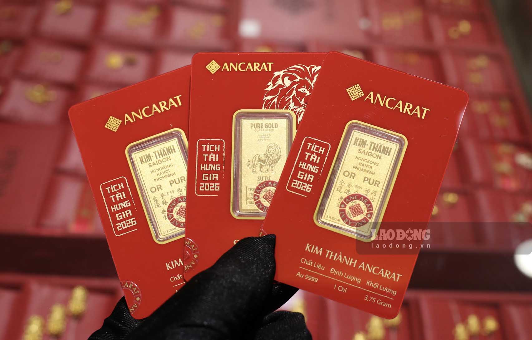 Domestic gold prices adjusted slightly down, in the context of world gold prices cooling down to near the 4,600 USD/ounce threshold. The market is waiting for more signals from US inflation data and the monetary policy orientation of the Fed. Photo: Phan Anh