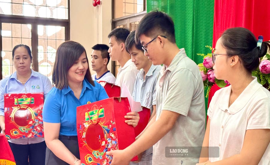 Union members and workers receive gifts of support from Vinh Long Trade Union on National Day September 2nd. Photo: Hoang Loc