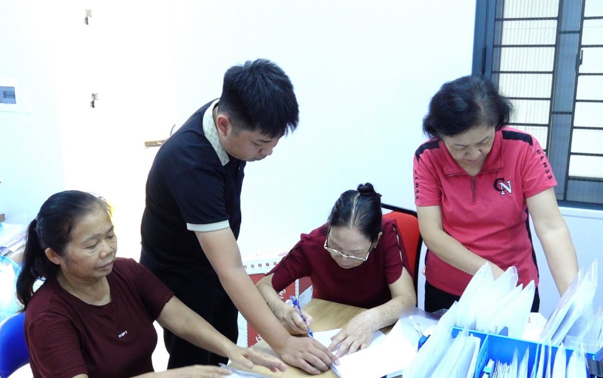 People receive compensation and support for site clearance for the project. Photo: Phu Lien Ward, Hai Phong City