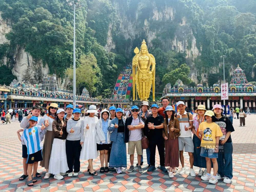 Trade union coordinates to take workers of Tay Nguyen Agricultural Products Export Co., Ltd. to travel abroad. Photo: Thong Nhat Trade Union provided