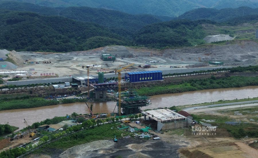The border bridge project across the Red River strives to be completed by the end of 2026. Photo: Dinh Dai