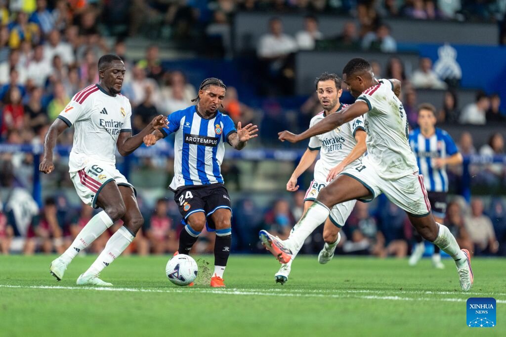 Hàng thủ của Real Madrid chưa cho thấy sự chắc chắn cần thiết.  Ảnh: Xinhua
