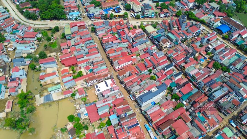 Trao đổi với PV, ông Thân Văn Thu, Trưởng Phòng Kinh tế xã Thất Khê cho hay, tính đến 9h ngày 25.8, thiên tai không gây thiệt hại về người. Tuy nhiên, nước lũ đã tràn vào nhà của hơn 1.250 hộ dân. Toàn bộ số hộ bị ảnh hưởng được hỗ trợ di dời đến nơi an toàn. Thiệt hại về nhà ở ước khoảng 28 tỉ đồng. UBND xã Thất Khê đề nghị tỉnh Lạng Sơn hỗ trợ hơn 4,6 tỉ đồng để khắc phục các công trình nông nghiệp, giao thông, thủy lợi, giáo dục và triển khai vệ sinh môi trường sau lũ. Ảnh: Khánh Linh