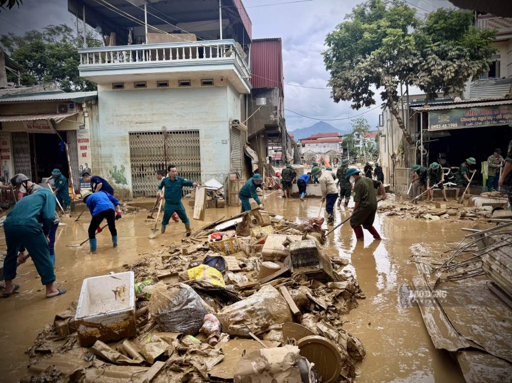 Sau khi nước rút, một tuyến phố tại xã Thất Khê phủ kín bùn non. Rác thải, hàng hóa và vật dụng sinh hoạt hư hỏng được người dân đưa ra giữa đường, chất thành từng đống chờ thu gom, vận chuyển.