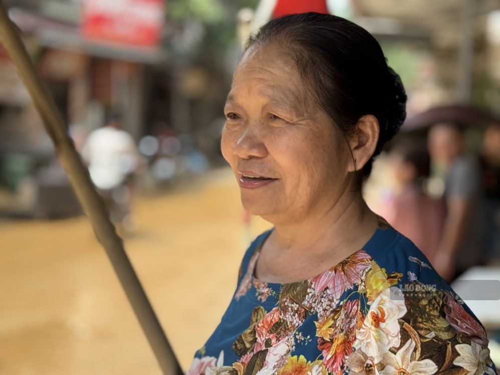 Bà Hoàng Thị Chẵn, 68 tuổi, sống một mình tại thôn 3. Bà duy trì cửa hàng nhỏ bán gạo, quần áo và một số mặt hàng tạp hóa. Khi lũ tràn vào, bà phải thuê người chuyển đồ nhưng chỉ cứu được một phần tài sản. Những ngày nước bao quanh nhà, bà ở trên tầng cao, mượn bếp gas của hàng xóm để nấu cháo. Đêm nước rút, bà gần như không ngủ, tranh thủ lau rửa bùn đất. Chuyển được thứ gì thì hay thứ ấy. Người không gặp nguy hiểm đã là may rồi”, bà Chẵn nói.