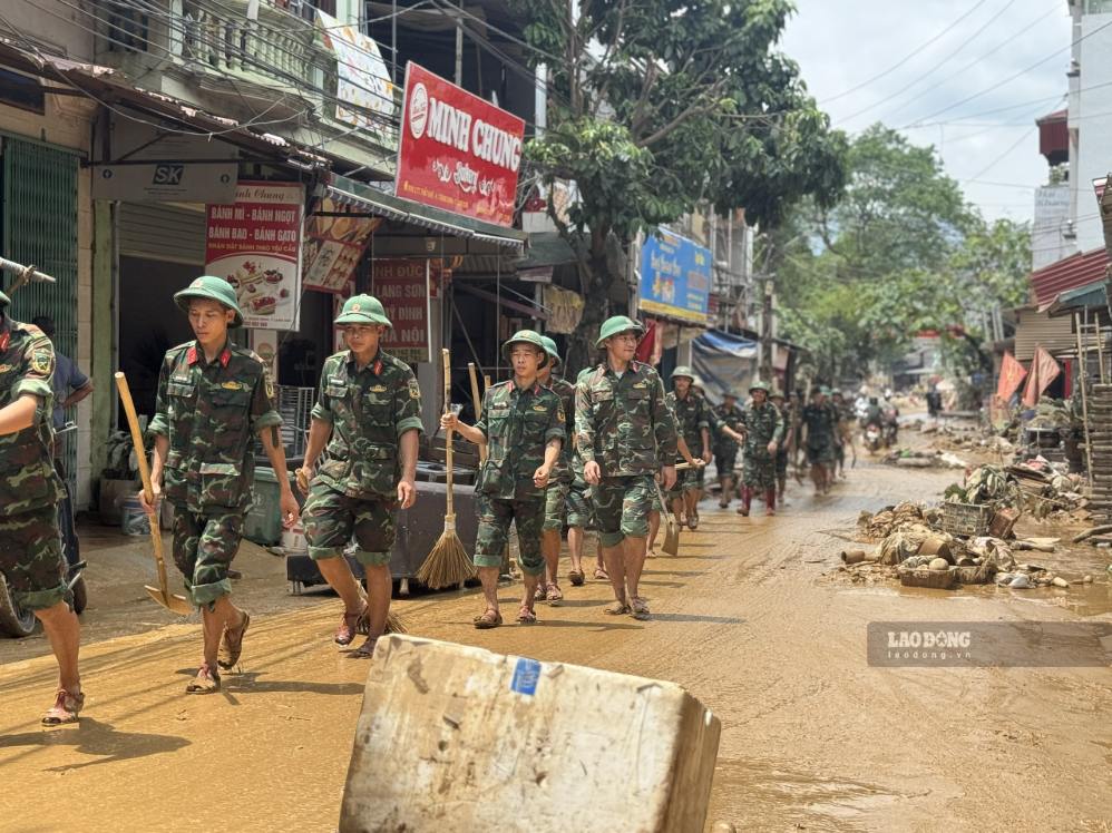 Lực lượng chức năng phối hợp với người dân thu gom rác thải, khơi thông đường phố. Những đống đồ dùng hư hỏng được tập kết để chờ vận chuyển, xử lý, tránh gây ô nhiễm môi trường.