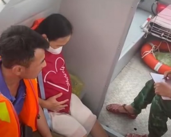 Cat Hai Border Guard promptly takes a laboring pregnant woman to the emergency room amidst rough seas. Photo: Cat Hai Special Economic Zone e-Portal, Hai Phong