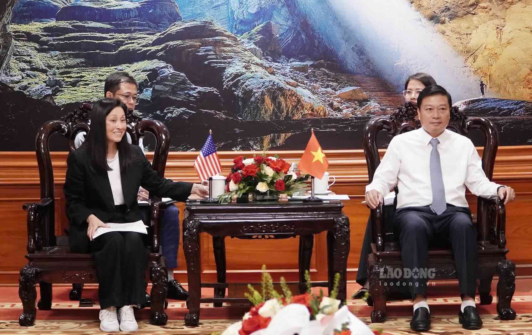 US Ambassador Jennifer Wicks visits and works in Quang Tri. Photo: Tan Huong