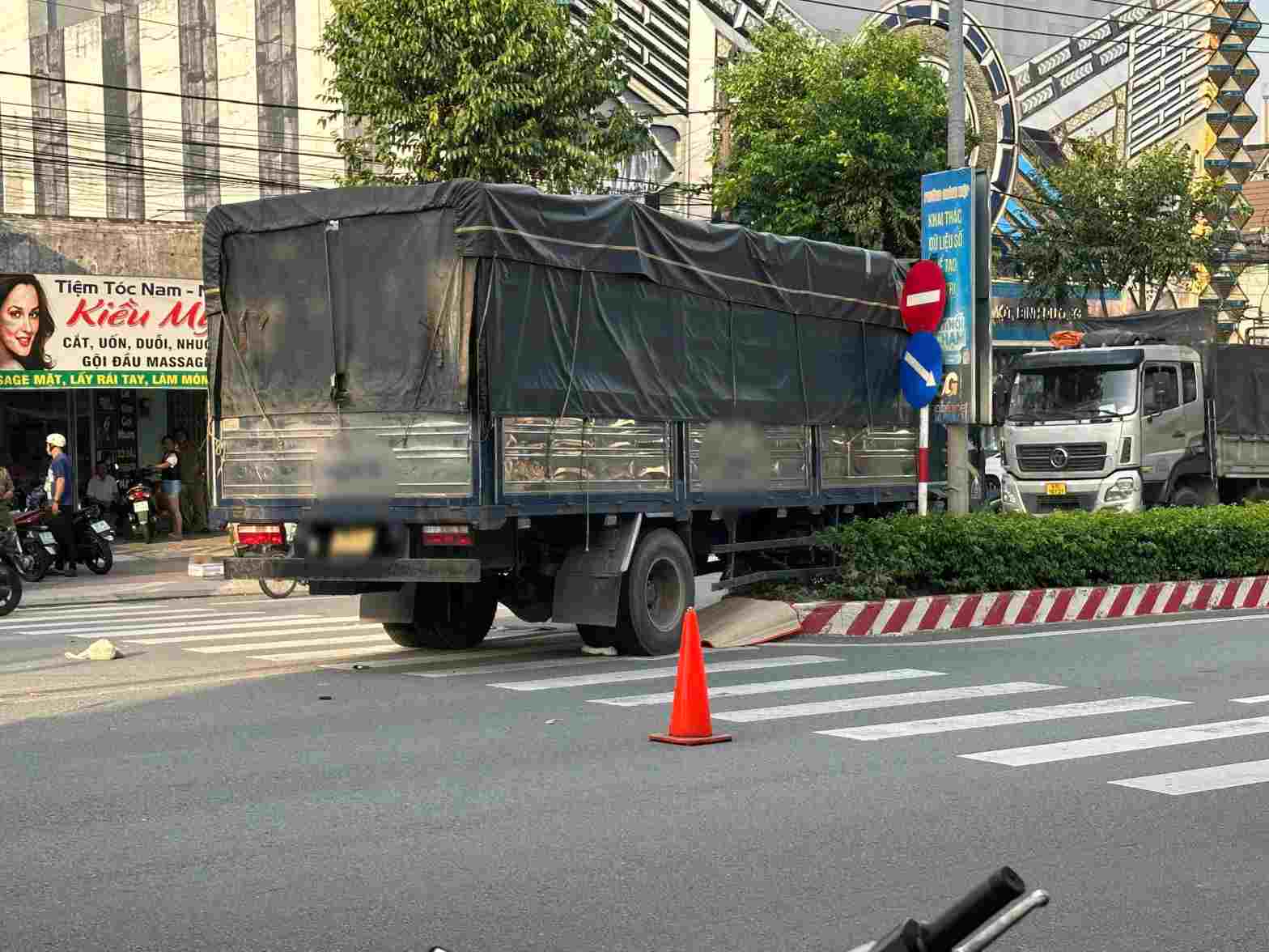 Scene of the accident that killed and injured 2 female students. Photo: Dinh Trong