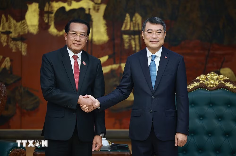 Politburo Member, Prime Minister Le Minh Hung receives Comrade Vanhxay Phongsavanh, Chairman of the Central Inspection Committee, State Inspector General of Laos on the occasion of his visit and working trip to Vietnam. Photo: Duong Giang/VNA