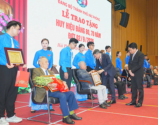Thủ tướng Chính phủ Lê Minh Hưng trao Huy hiệu Đảng các đồng chí đảng viên lão thành. Ảnh: Cổng TTĐT Hải Phòng