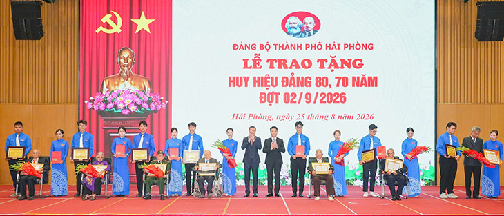 Thủ tướng Chính phủ Lê Minh Hưng trao Huy hiệu Đảng và Bí thư Thành ủy Lê Ngọc Châu tặng hoa cho các đồng chí đảng viên lão thành. Ảnh: Cổng TTĐT Hải Phòng