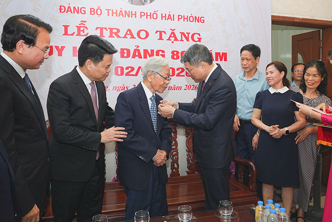 Politburo Member, Prime Minister Le Minh Hung awarded the Party Badge to Comrade Doan The Dinh (Cao Van) - former member of the Standing Committee of the City Party Committee, former Acting Chairman of Hai Phong City People's Committee. Photo: Hai Phong e-Portal