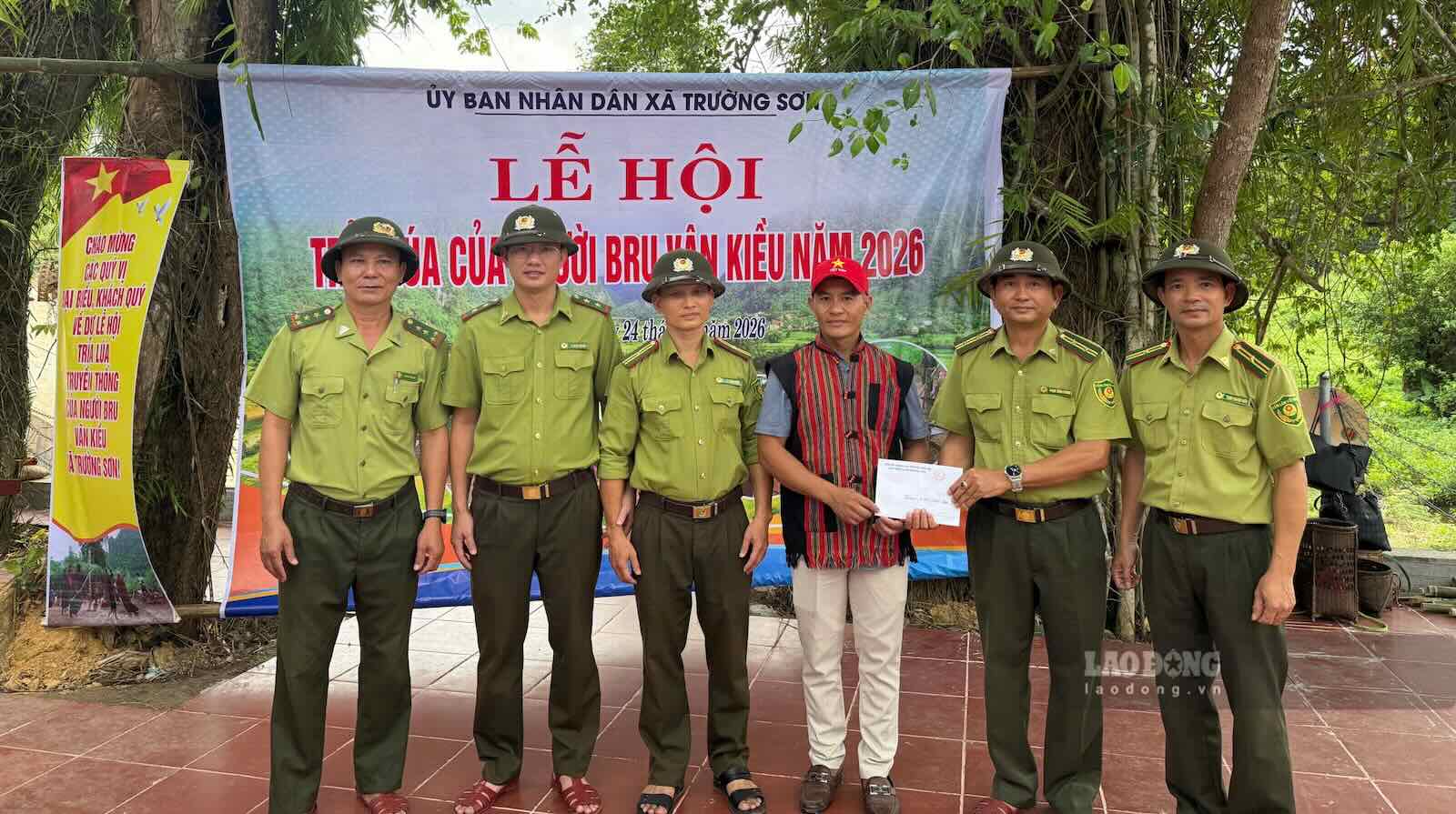 Đại diện Hạt Kiểm lâm Trường Sơn tham gia Lê hội trỉa lúa tại Bản Khe Cát. Ảnh: Lê Trung Hiền