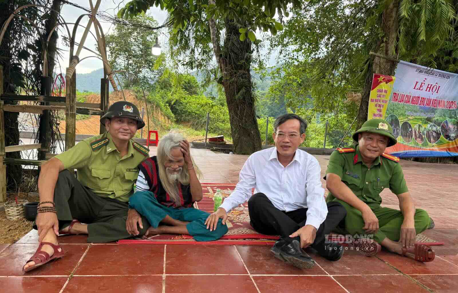 Lãnh đạo UBND xã cùng lãnh đạo Hạt Kiểm lâm và Công an trao đổi về công tác quản lý, bảo vệ rừng với già làng trước khi vào lễ trỉa lúa. Ảnh: Lê Trung Hiền