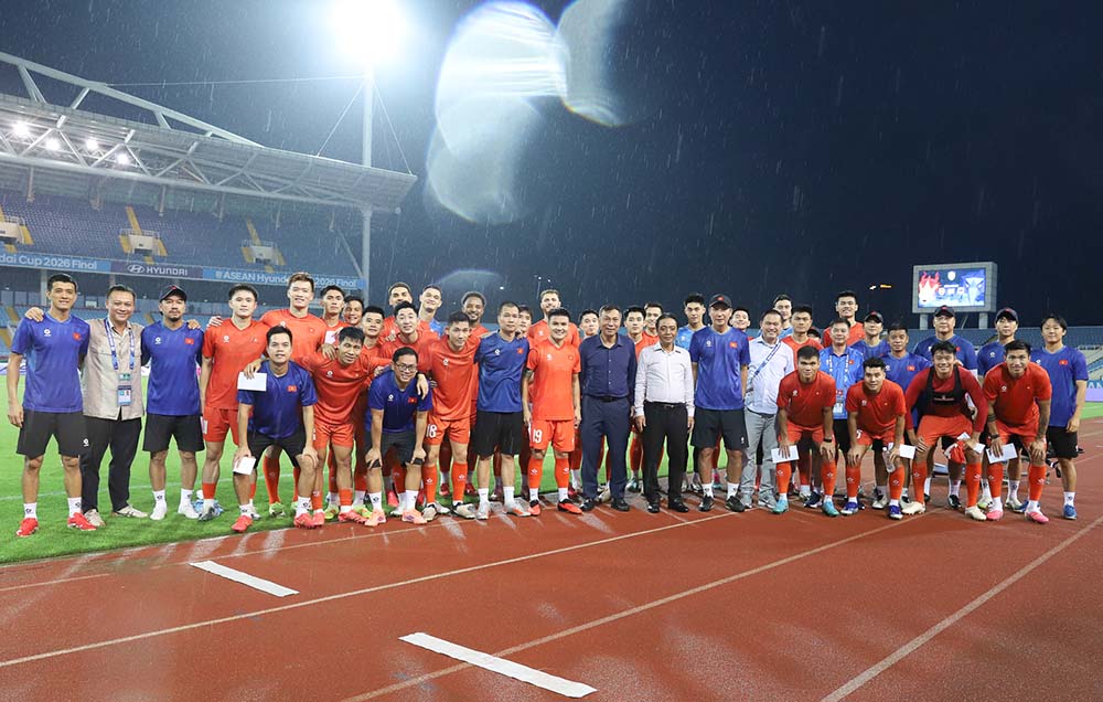 Deputy Minister Hoang Dao Cuong encourages the Vietnamese team before the second leg of the ASEAN Cup 2026 final. Photo: VFF