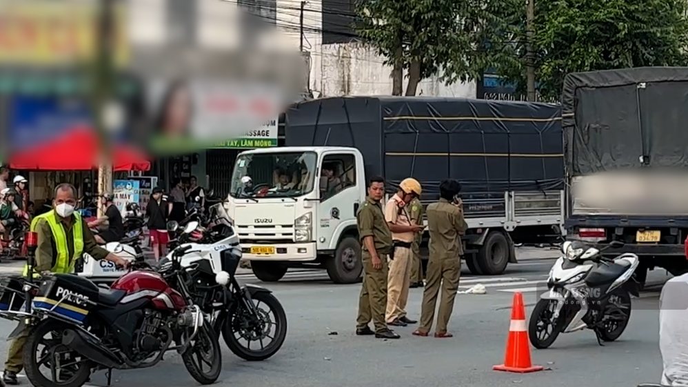 Scene of a truck and electric bicycle accident that killed and injured 2 10th grade female students. Photo: Dinh Trong