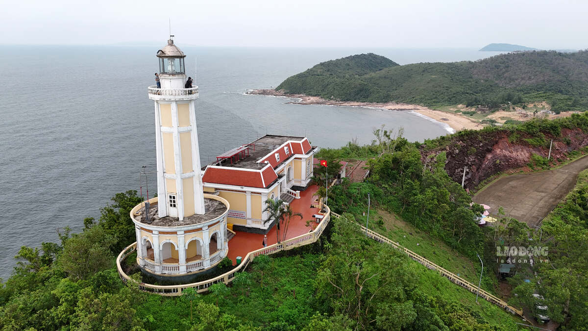 Vinh Thuc lighthouse (Vinh Thuc island commune, Quang Ninh) is likened to the divine eye of the Northeast sea and islands. Photo: Nguyen Hue