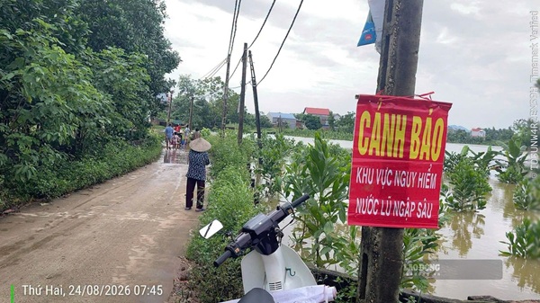 Hanoi Department of Construction has just deployed a plan to divert traffic and organize traffic in flooded areas due to the circulation of storm No. 4. Photo provided by people