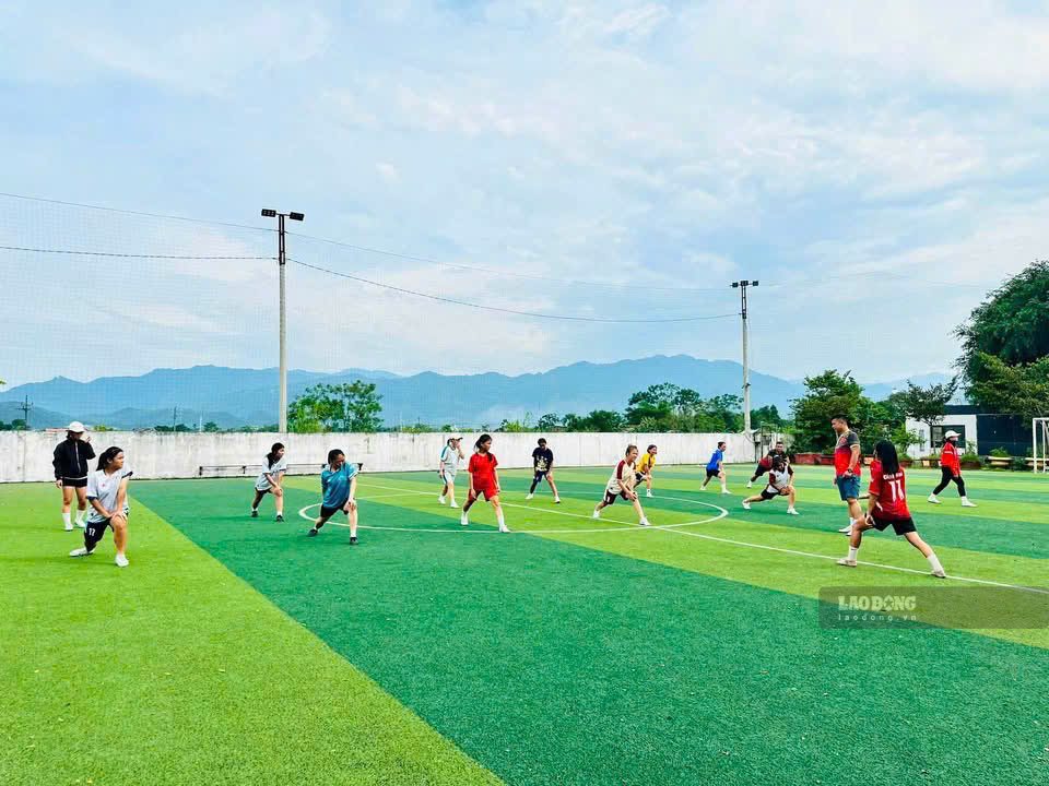 フート省の女子サッカーチームは好調を維持しています。写真:ヴァンソンコミューン人民委員会
